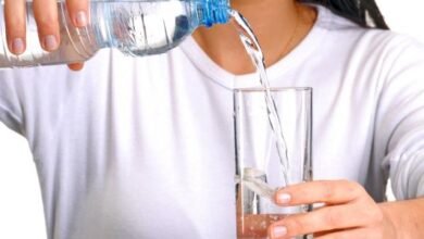 كم كوب من الماء يجب شربه يوميا في رمضان