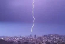 فيديو صاعقة تضرب برج الساعة مع أمطار مكة