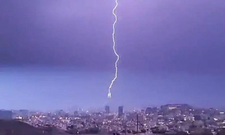 فيديو صاعقة تضرب برج الساعة مع أمطار مكة